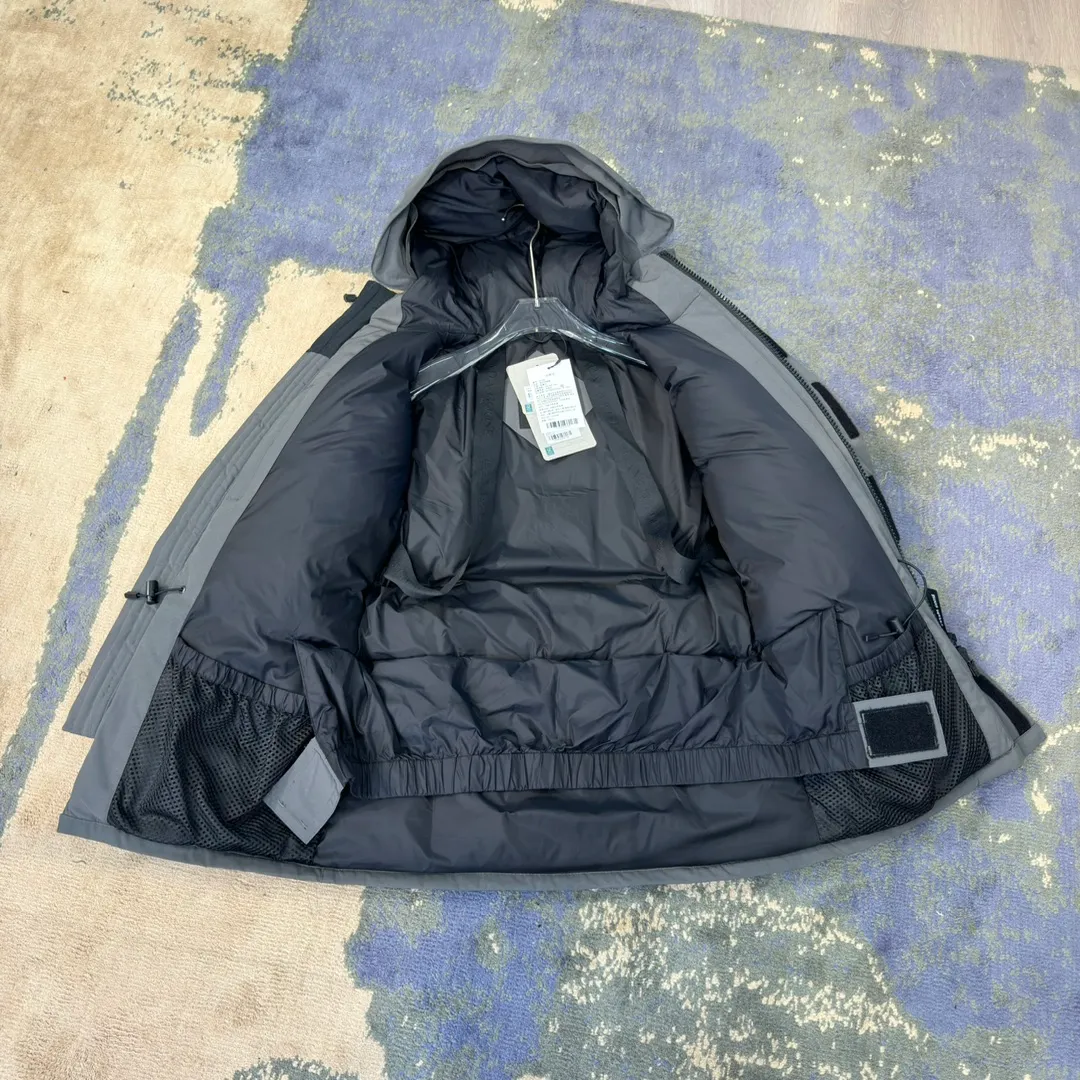 P800 🇨🇦Canada Goose "Canada Goose" 🇨🇦 Beichen White / 08 Expedition Parka 4660M Product color: black, off-white, red, sand pink, sky blue, graphite gray, Beichen white, navy, sky blue, gray camouflage gray black label Product size: XS, S, M, L, XL, XXL The Expedition was originally a parka designed for scientists at the McMurdo Research Station in Antarctica. Whether your next journey takes you into the frozen urban jungle or across uncharted ice fields, wear Canada Goose's Expedition Parka and get proven results year after year in Antarctica by the National Science Foundation's Center for Polar Research.  Material list: 1⃣ Uses Y-shaped Velcro imported from Taiwan (exclusive in the market) 2⃣ Uses 18-count polyester-cotton blended fabric imported from South Korea (authentic synchronized fabric) 3⃣ National standard 80% white duck down, (zp uses 80% white duck down/90% of all boasts are fake) 4⃣ Western Canadian coyote hair (non-market dyed fox hair filled with wolf hair) Material analysis characteristics: 1⃣ The original/polyester-cotton fabric has a high polyester fiber content, and the polyester-cotton fabric has high heat and light resistance and good stability. It has bright colors, high fiber strength, durability, light resistance, heat resistance, and straightness. 2⃣ As we all know, the original version uses 80% white duck down. The fill power refers to the cubic inches of volume occupied by each ounce (30 grams) of down under certain conditions. If one ounce of down occupies 500 cubic inches, the fill power of the down is 500. So we can simply understand it as: fill power is the volume of down, and the volume of down is fill power. The higher the fill power of down, it means that under the same filling amount, down can fix a larger volume of air layer to keep warm and insulate, so the warmth retention of down is better. 3⃣ Western Canadian coyote hair, "large range of selected neck hair" is soft and fluffy, each wolf hair is 60-63 long / 14-16 wide at the peak, this width + preferred parts. It is basically unmatched by the same industry